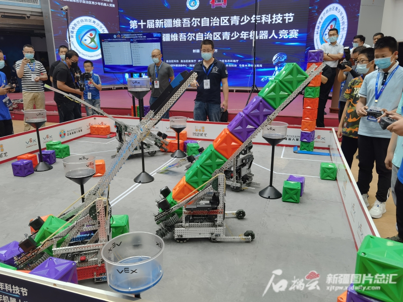 比赛主题为"垃圾分类 助力环保",机器人创新挑战赛主题为"智慧城市"