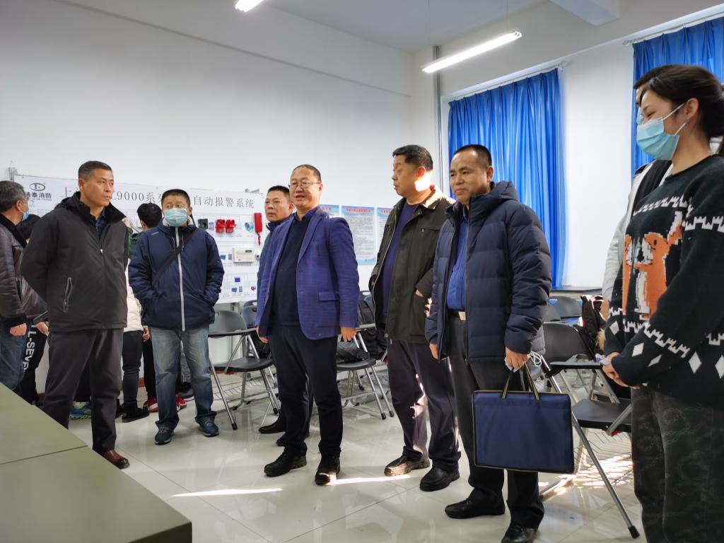 学院党委副书记乌买尔·乌守尔,副院长常治国,消防工程系主任韦刚先后
