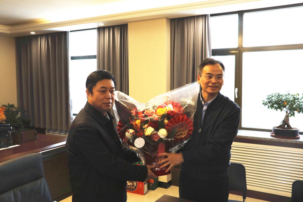 期间,王光强与肖文交院士和中国科学院新疆生态与地理研究所党委书记