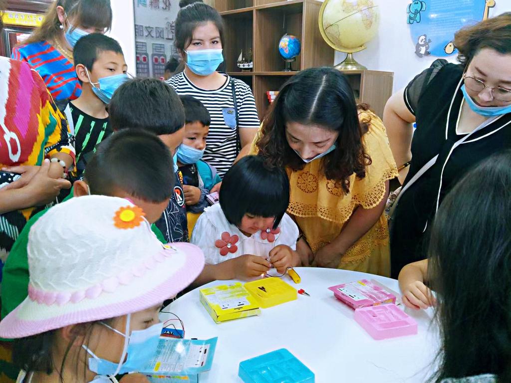青少年在做电路原理:“小灯泡怎么亮的?”科学小实验 青少年在做电路原理:“小灯泡怎么亮的?”科学小实验
