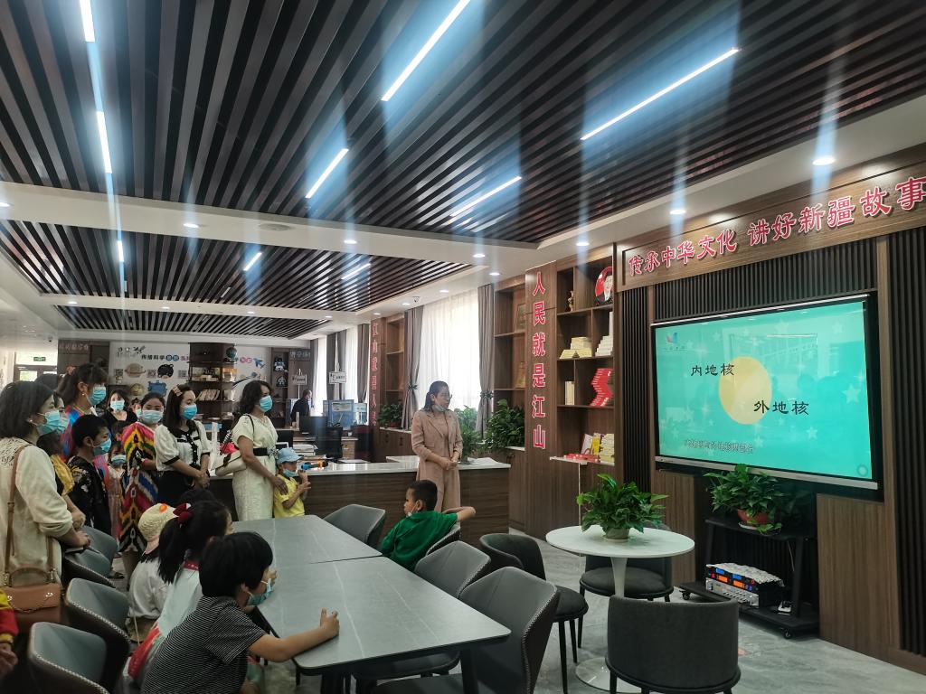 群众代表及青少年学生在疏勒县张骞社区观看科普视频 群众代表及青少年学生在疏勒县张骞社区观看科普视频