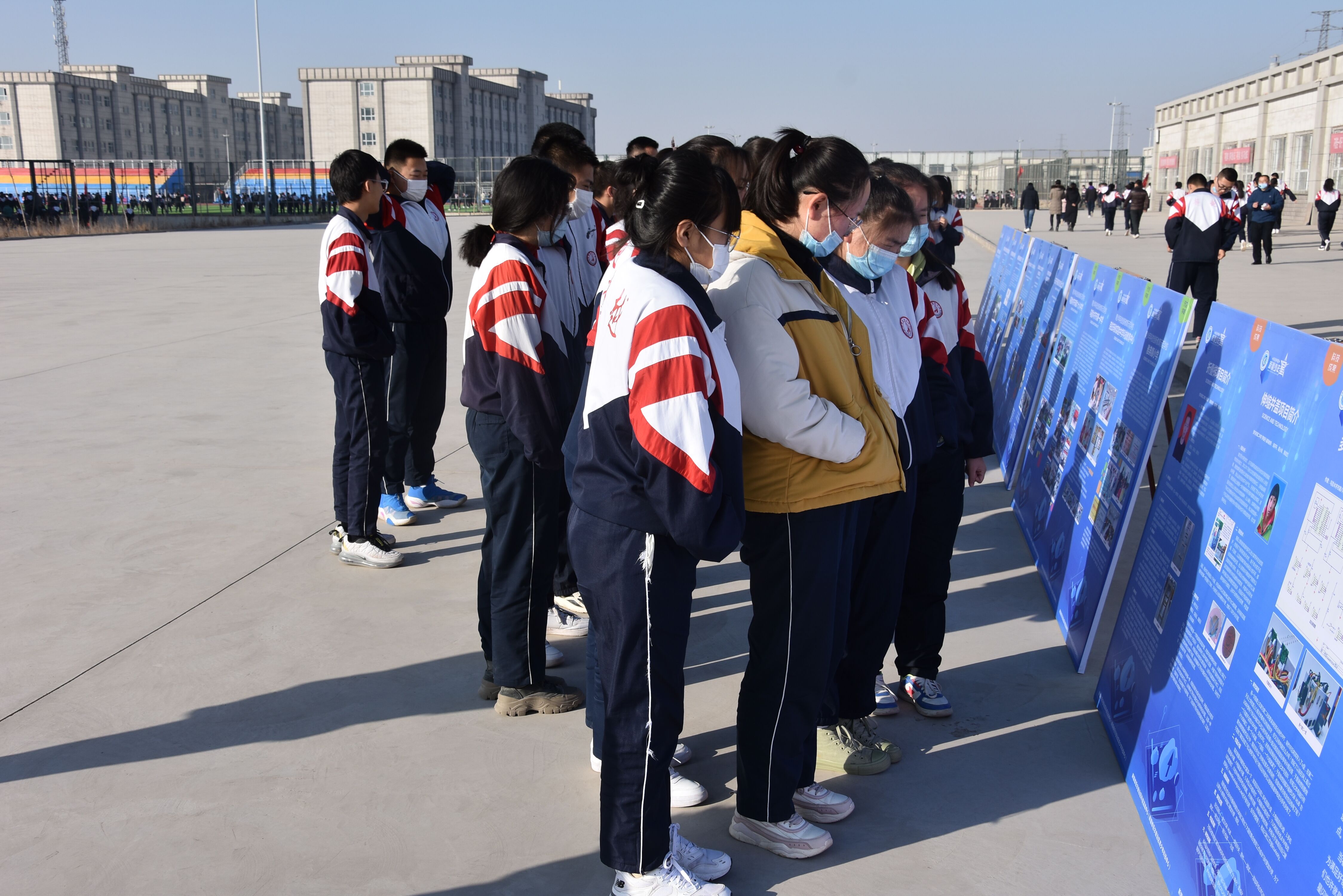 激发科学兴趣 培养创新能力—和静高级中学组织师生观看新疆青少年