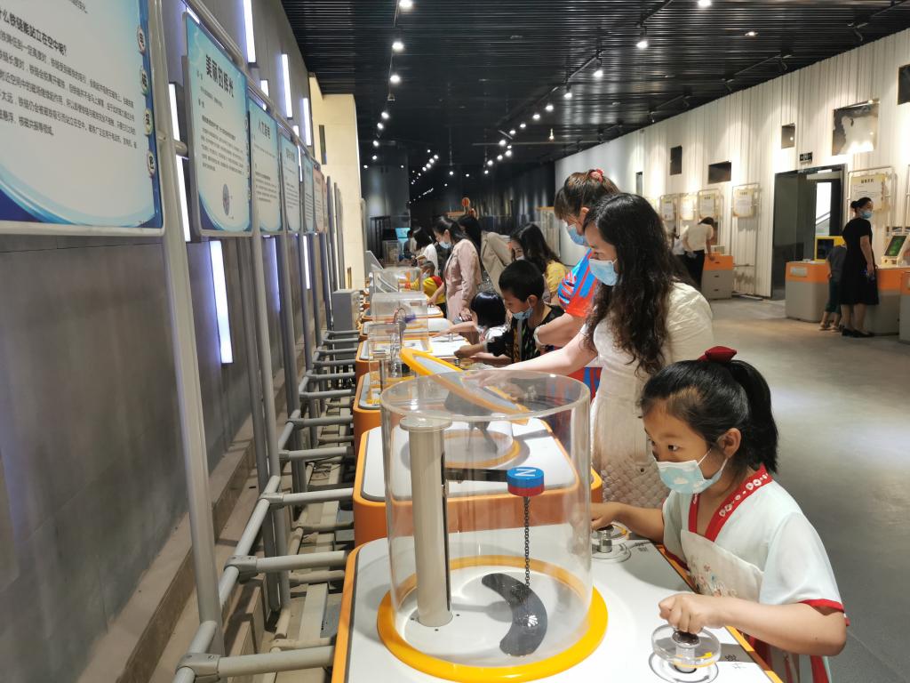 各族人民群众在疏勒县流动科技馆体验科普展品 各族人民群众在疏勒县流动科技馆体验科普展品