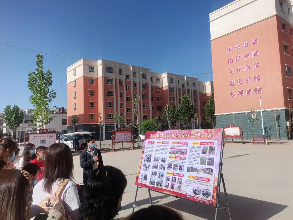 科技局干部在讲解科技成果展板 科技局干部在讲解科技成果展板
