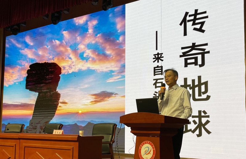 4月12日,中科院新疆分院院长,中科院院士肖文交正在为中学生们讲解